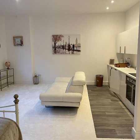 Lovely 1-Bedroom Loft Apartment Above Shop With Free Parking- Long Term Let Available Maldon Dış mekan fotoğraf