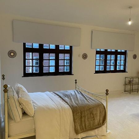 Lovely 1-Bedroom Loft Apartment Above Shop With Free Parking- Long Term Let Available Maldon Dış mekan fotoğraf