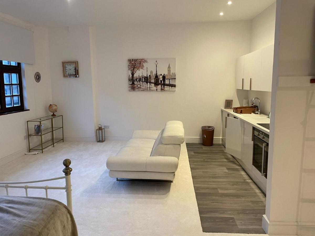 Lovely 1-Bedroom Loft Apartment Above Shop With Free Parking- Long Term Let Available Maldon Dış mekan fotoğraf