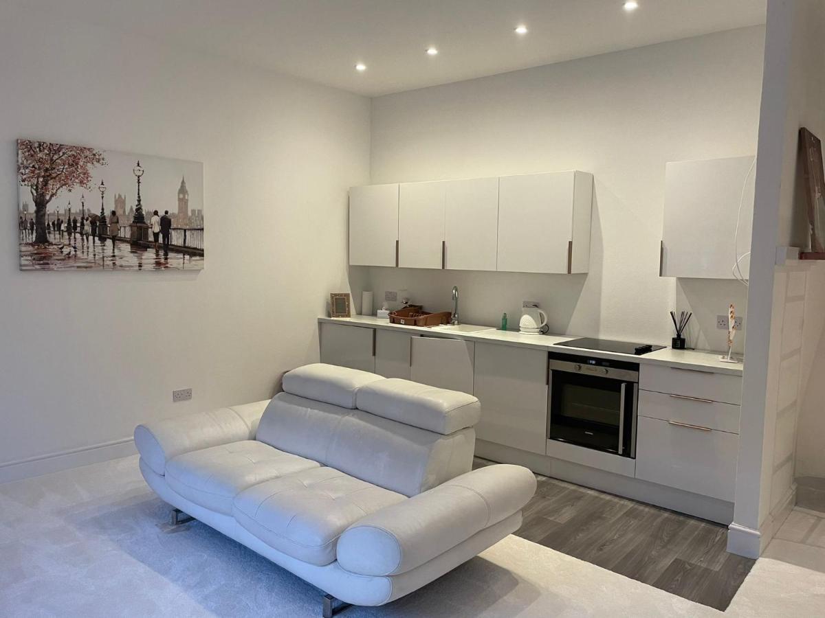 Lovely 1-Bedroom Loft Apartment Above Shop With Free Parking- Long Term Let Available Maldon Dış mekan fotoğraf
