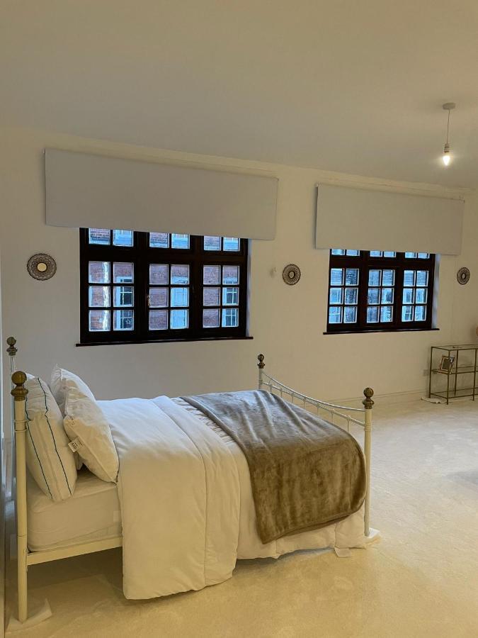 Lovely 1-Bedroom Loft Apartment Above Shop With Free Parking- Long Term Let Available Maldon Dış mekan fotoğraf