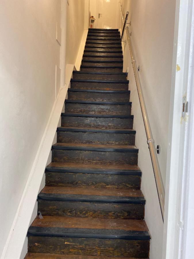 Lovely 1-Bedroom Loft Apartment Above Shop With Free Parking- Long Term Let Available Maldon Dış mekan fotoğraf